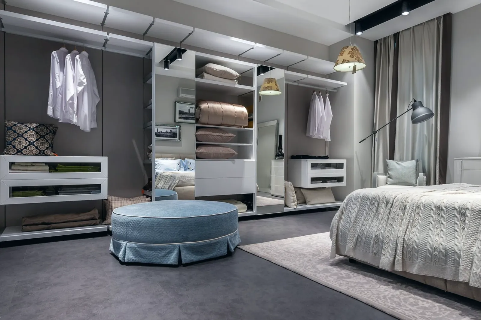 Chambre avec penderie ouverte et textiles rangés le long du mur