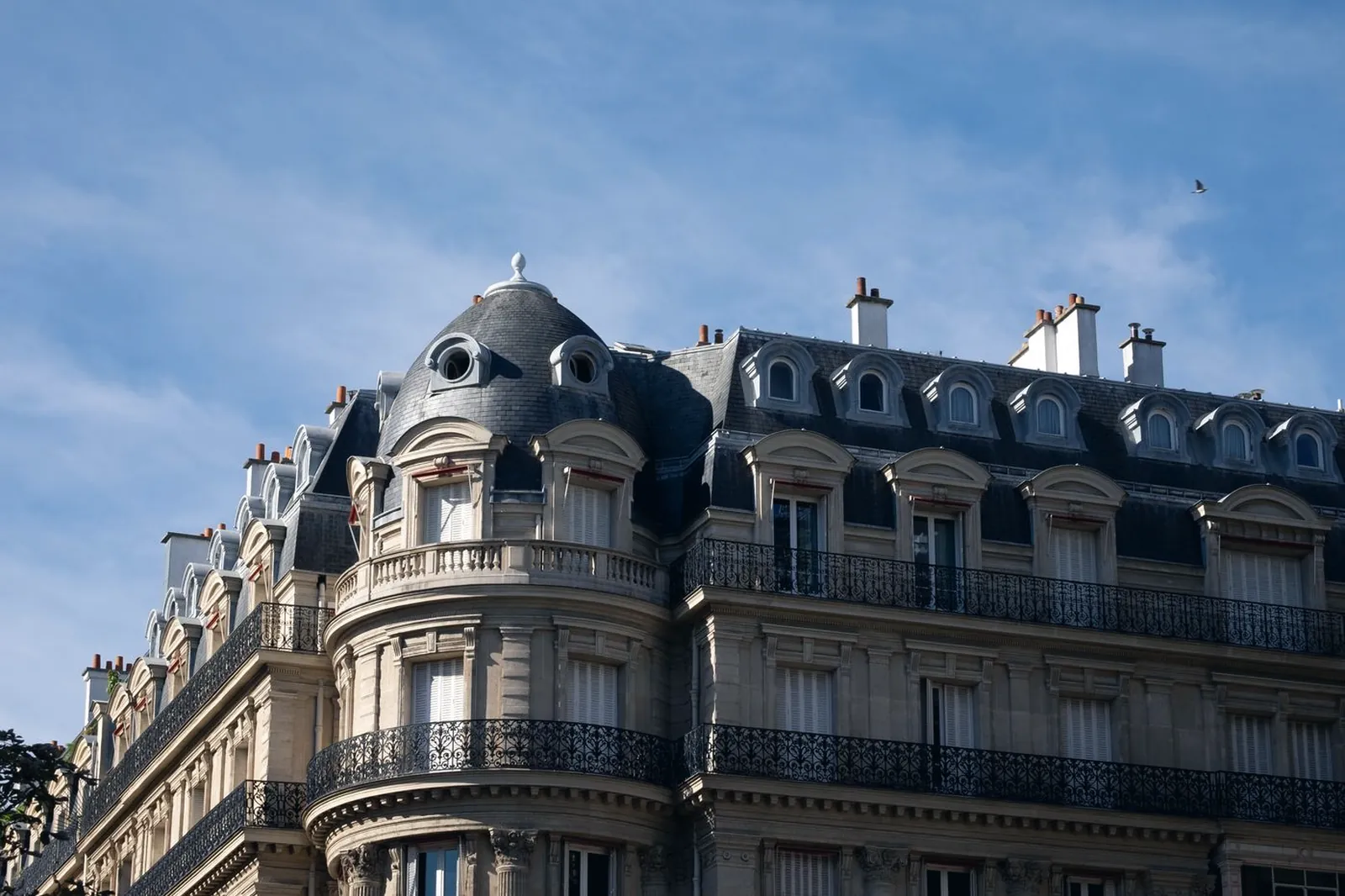 Immeuble haussmannien avec toiture en zinc et balcons en fer forgé